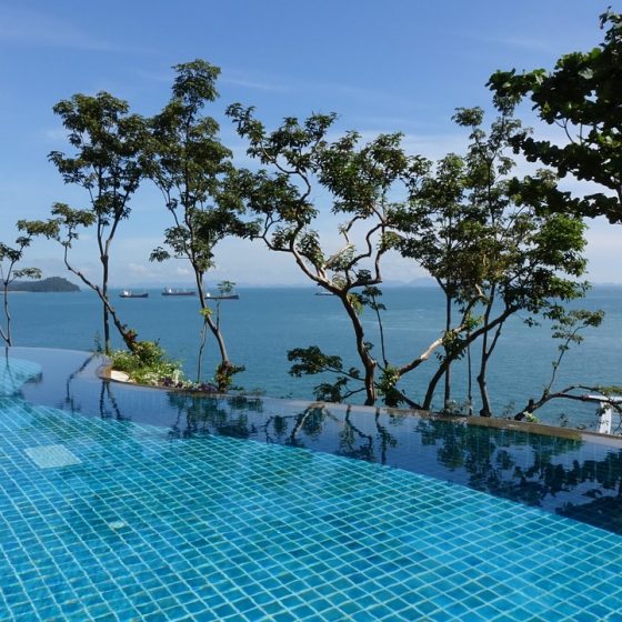 piscina a sfioro panoramica